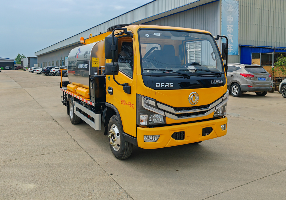 4.5噸東風(fēng)藍(lán)牌瀝青灑布車(chē)