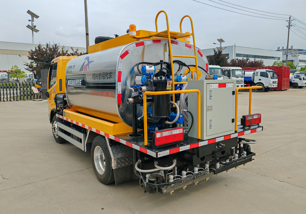 4.5噸東風(fēng)藍牌瀝青灑布車