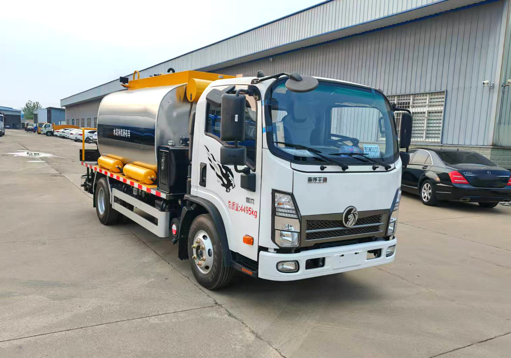 5噸重汽王牌藍(lán)牌智能瀝青灑布車(chē)