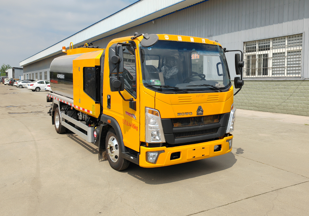 5噸重汽豪沃藍(lán)牌智能瀝青灑布車(chē)