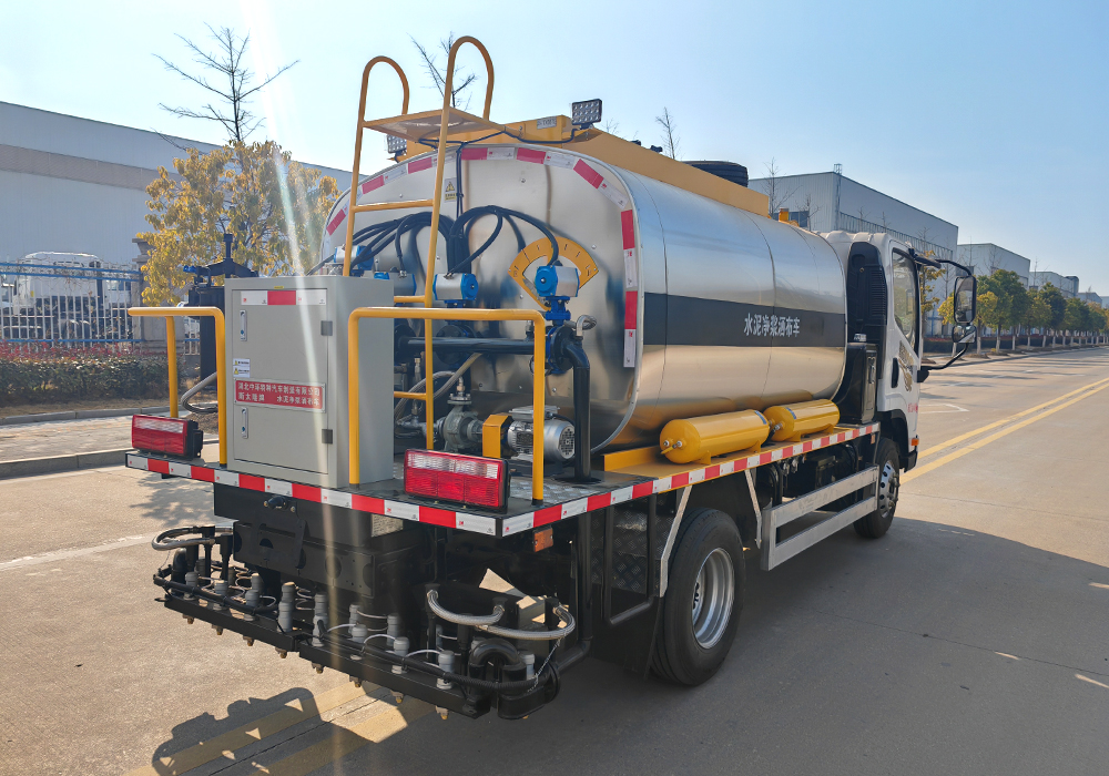 5噸解放招財(cái)虎藍(lán)牌智能瀝青灑布車