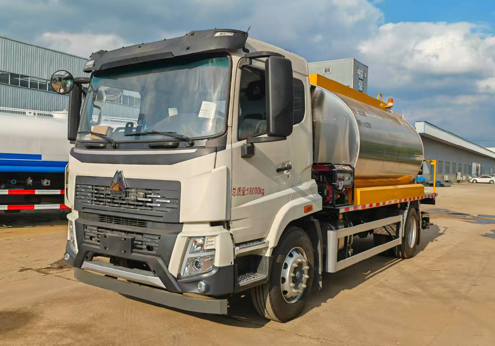 10噸重汽豪沃智能瀝青灑布車