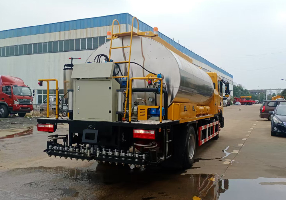 12噸東風(fēng)多利卡（全功率）智能瀝青灑布車(chē)