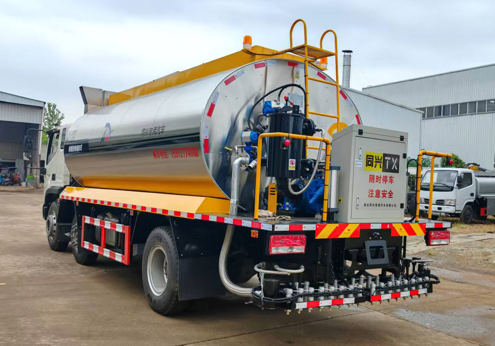 15方福田三軸（輔機(jī)）智能瀝青灑布車